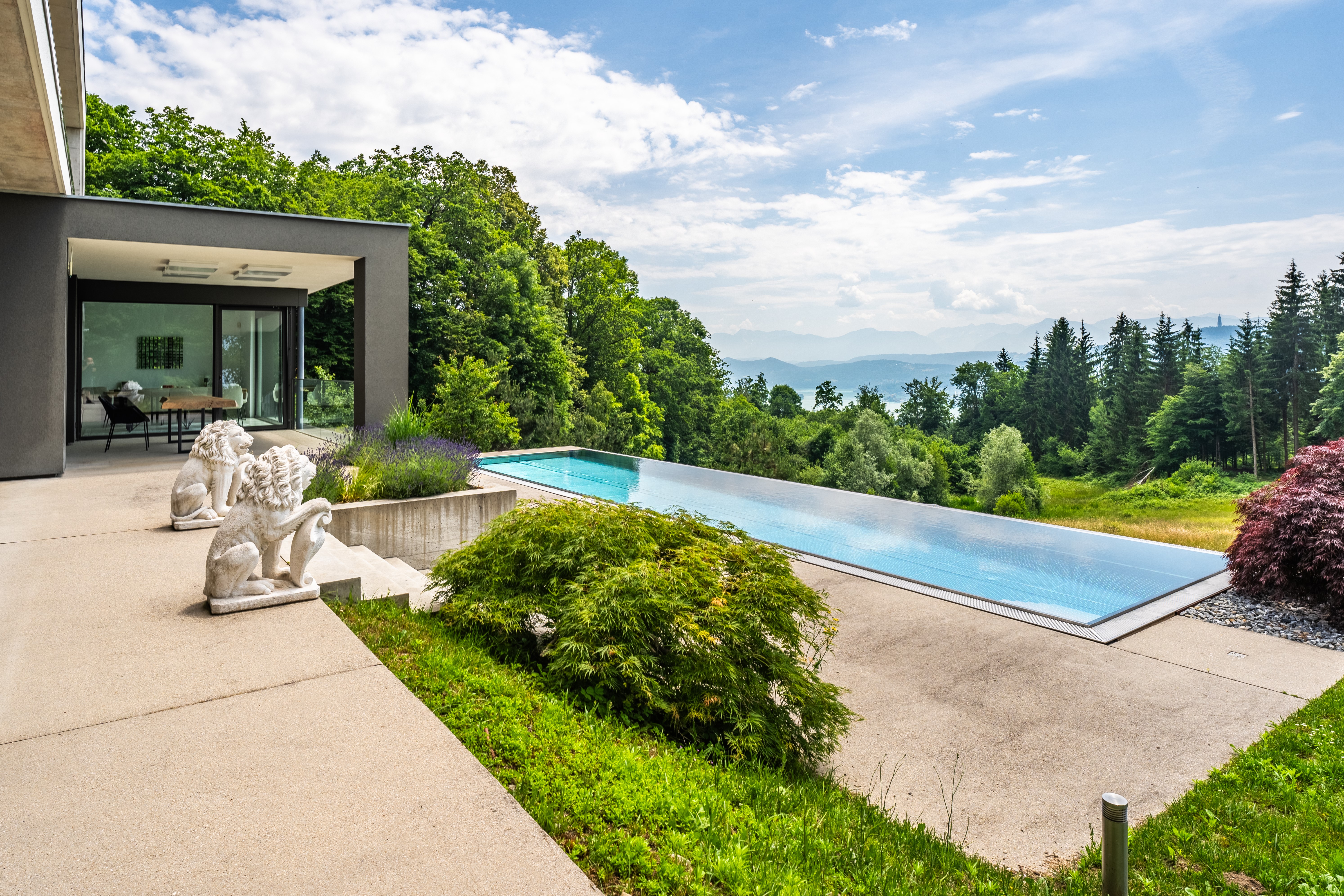 19 Meter Edelstahl-Pool vor der Villa mit Panoramablick in die Berge