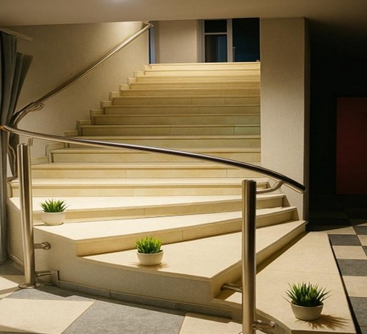 Marmortreppe zwischen Ober- und Untergeschoss