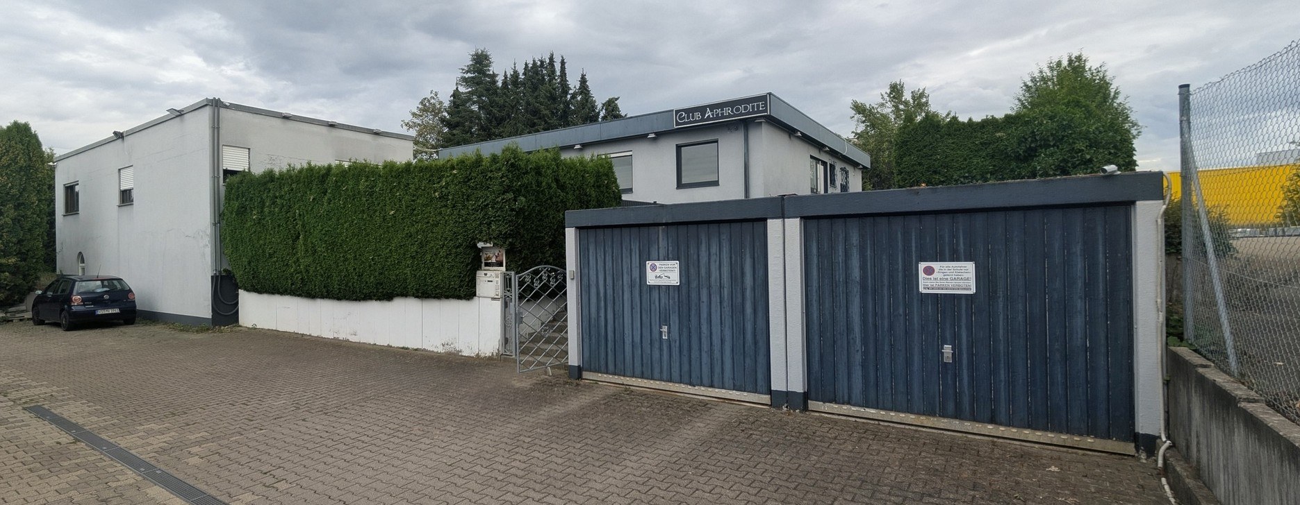 Freistehendes Geschäftshaus mit eigener Zufahrt in Villingen-Schwenningen — seit 1991 als FKK-Saunaclub und Prostitutionsstätte betrieben
