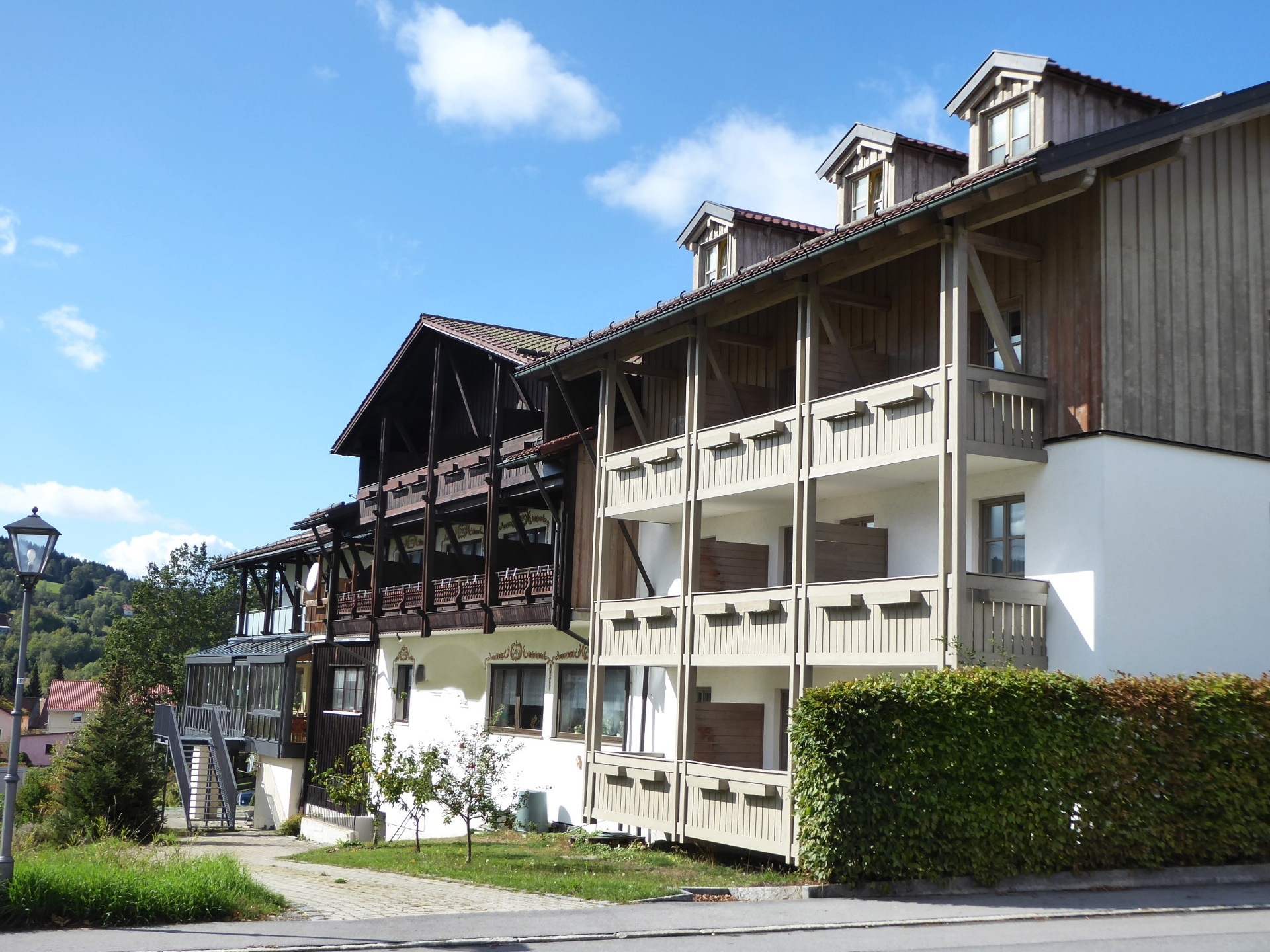 Außenansicht Hotel Hubertus mit Balkonen und Dachgauben