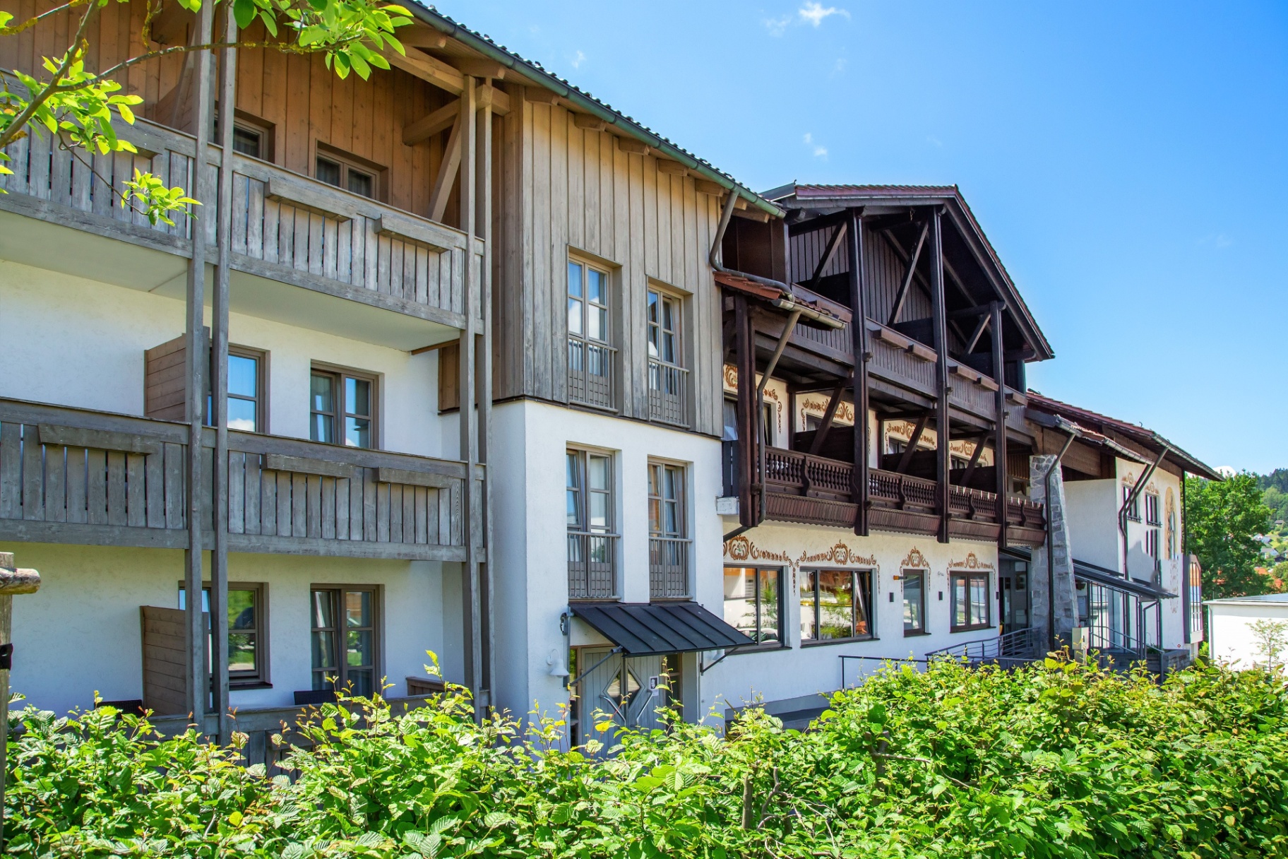 Hotelanlage Hubertus mit Balkonen und gepflegter Außenanlage