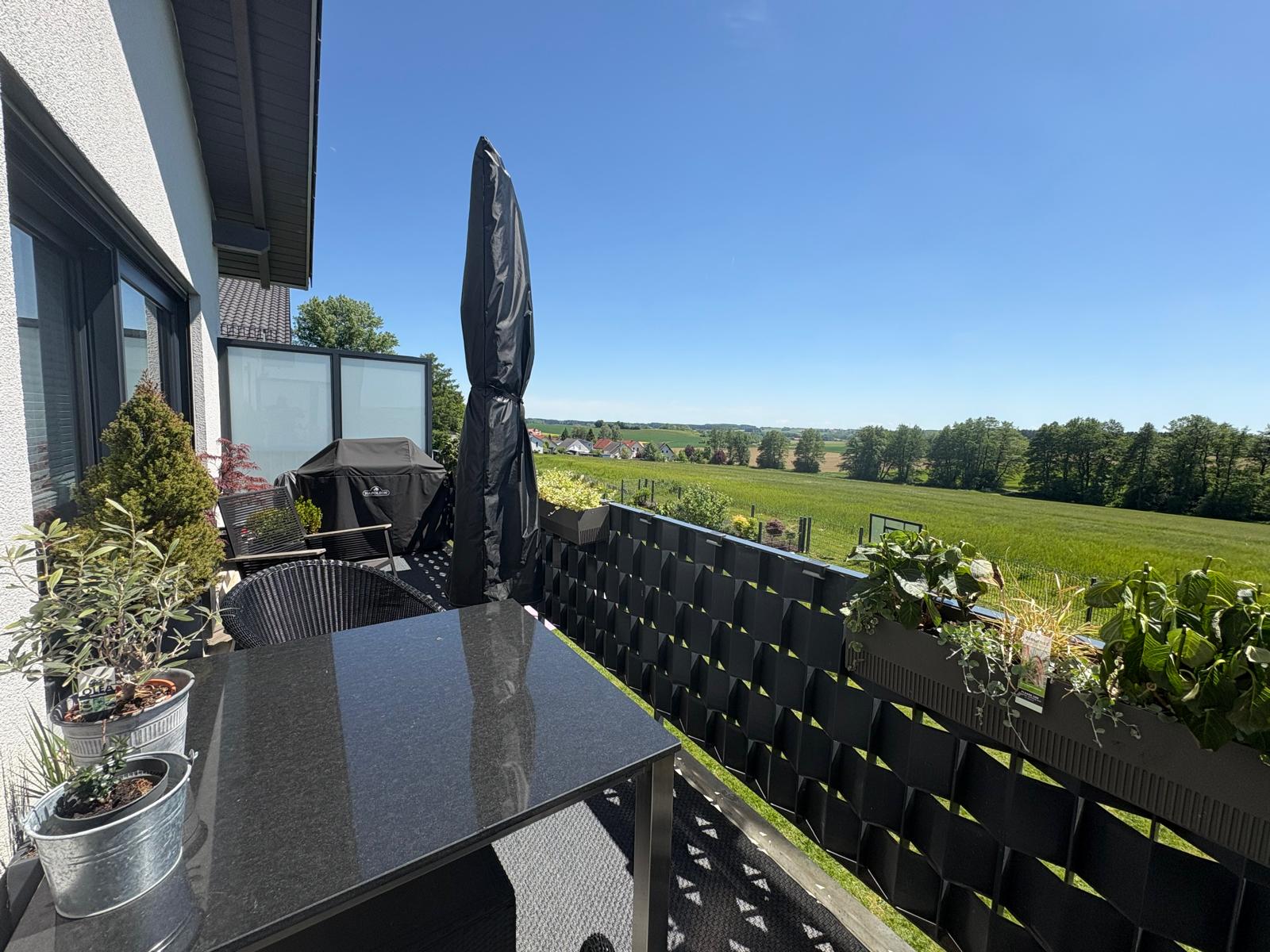 Panoramablick vom Balkon in die bayerische Landschaft