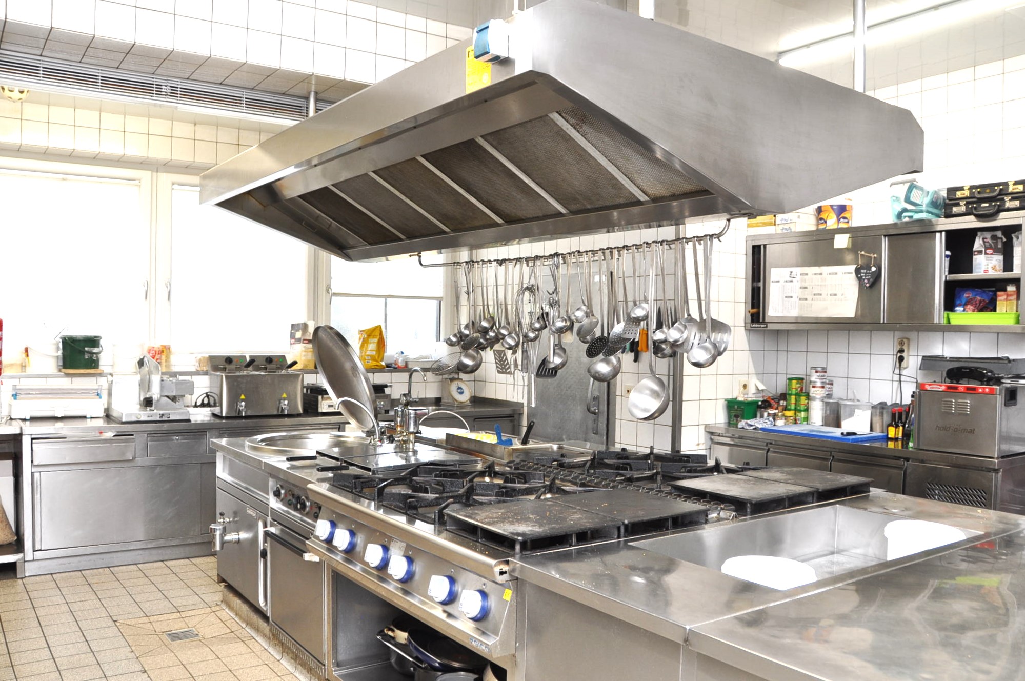 Voll ausgestattete Gastronomie-Küche mit Gas- und Elektroherden