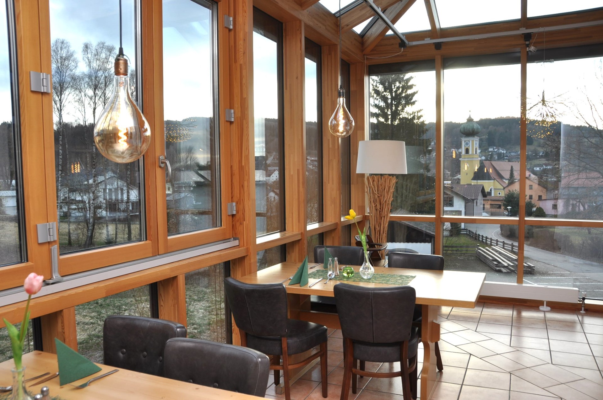 Glasüberdachte Wintergarten-Terrasse mit Blick auf Frauenau